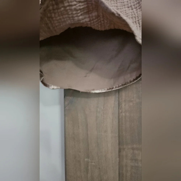 House of Wallace khaki v neck cropped top. Size XS - Picture 3 of 7